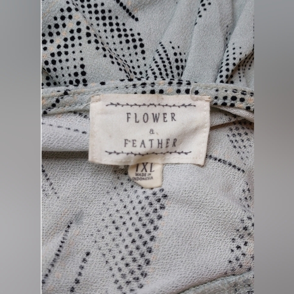 Flower & Feather Green Size 1X Top V-Neck Front Gold Zipper Blouse Short Sleeve - Picture 5 of 9